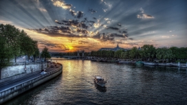 夕阳下的巴黎塞纳河游船美景