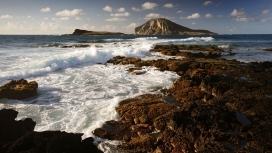 棕色岩石峭壁泡沫海洋