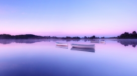 高清晰紫色湖船壁纸