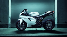 高清晰白色杜卡迪1198超级摩托车壁纸