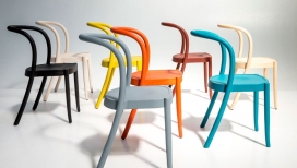 不同材料制成的可叠椅子-由一块弯曲管状铝，具有弯曲的靠背和后支腿