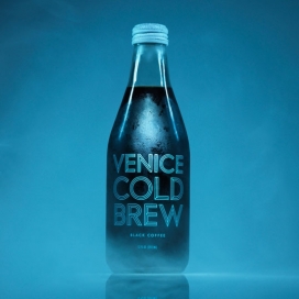 清晰脱颖而出的Venice Cold Brew短瓶啤酒-一个大胆图形的外观，配合其独特明亮的味道