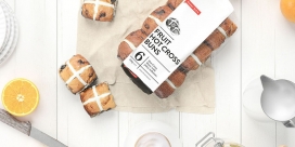 澳大利亚Fruit Hot Cross Buns水果面包包装设计-80％的透明塑料炫耀了产品的新鲜度，大型无衬线字体，使得它看起来更加现代和简约