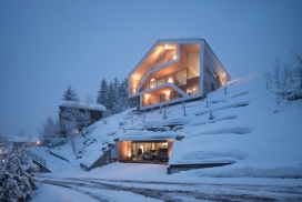 瑞士高屋顶木制建筑木屋-位于阿尔卑斯山下，三层楼高，一排排的阳台和暴露的木梁，有山墙屋顶和紧闭的窗户，筑容积不够大，通过电梯可以连接到底下的车库。不过既紧凑又宽敞，灵感来自瑞士最古老的小屋