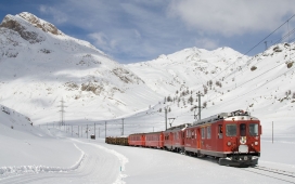 行驶在雪山上的火车