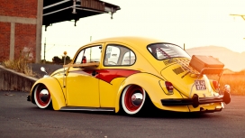 高清晰黄色复古的甲壳虫汽车