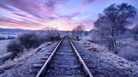 紫色下的铁路