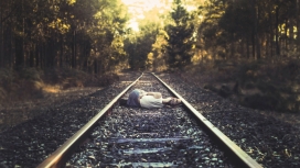 躺在铁路睡觉的女人