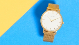 Dezeen Watch商店为母亲节设计的三种不同类型女性手表，包括米兰网带，丰富的色彩镀金，干净的白色表盘，和24边表壳与柔软的灰色皮革表带形成鲜明对比，时尚大方