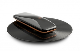 YvesBéhar设计的LOVE智能手机转盘便携式音频设备，旨在通过应用程序访问身边的智能设备