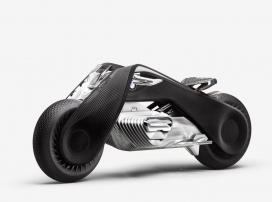 一个零排放的宝马两轮概念摩托车-旨在探索摩托车无限制（或头盔）的可能性，整车框架采用炭纤维，残酷的重量由复杂的优雅线条组成，还集成了语音识别系统将为骑手提供另一种与摩托车=系统交互的方式。