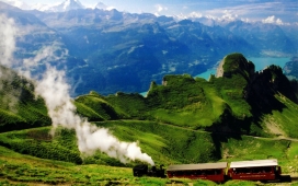 高清晰绿山环保中的蒸汽机老式列车壁纸