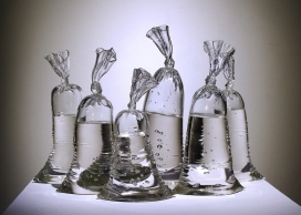 装满水塑料袋形状的玻璃雕塑