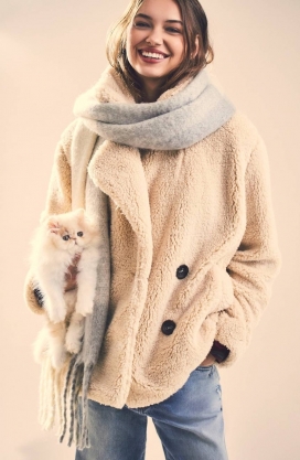 舒适别致的冬季自由人-超大毛衣蕾丝上衣和紧身的掸子裤