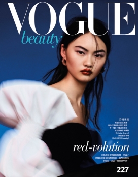 贺聪-Vogue台湾-大胆的深红唇膏，创造了鲜艳的唇彩