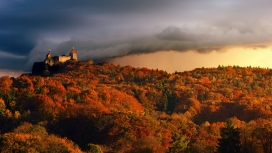 森林秋天的城堡风暴
