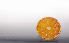 高清晰切开的脐橙水果片壁纸