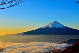 黎明黄昏云的富士山