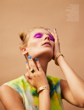 亚历山德拉伊丽莎白-大胆的霓虹妆容，华丽的珠宝首饰-Harper Bazaar哈萨克斯坦