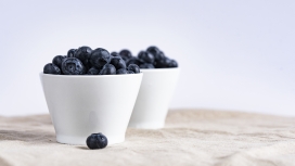 高清晰两碗蓝莓水果壁纸