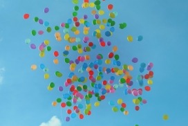 高清晰上升到天空的彩色气球壁纸