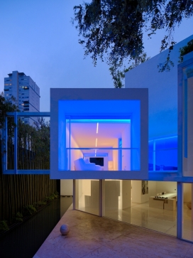 墨西哥1102平米的白色几何住宅建筑
