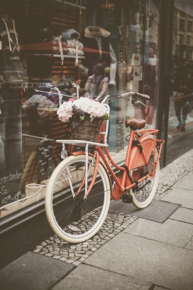 街边的红色女性复古自行车