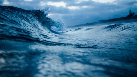 壮阔的蓝色大海大卷浪