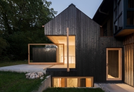 布埃罗・瓦格纳在德国用烧焦木材搭建的小屋