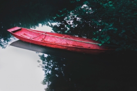 湖边红色的船