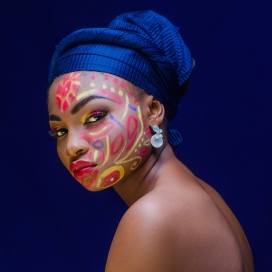 高清晰脸部彩色涂装的非洲女人壁纸