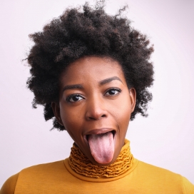 可爱吐舌头的短卷发非洲女人
