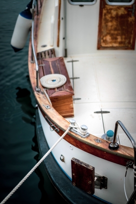 被尼龙绳牵引住的木质游艇帆船