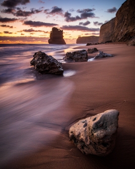 完美日落沙滩岩石美景