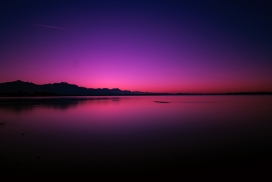 紫湖倒影