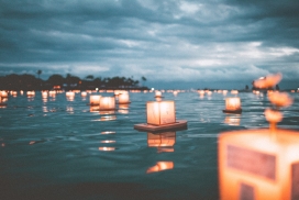湖面上漂浮的方形许愿灯