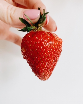 新鲜的手抓草莓