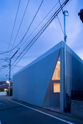 Kamiuma House-将三角形光井切入东京的房屋角落