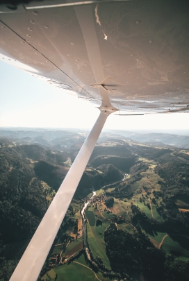 滑翔机下的自然景观