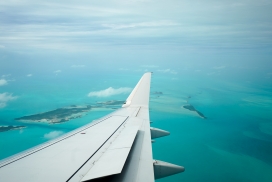 飞机上拍摄的蓝色海洋