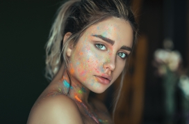 美术女孩-脸部被五彩颜料占据