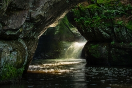 洞穴中的小溪瀑布
