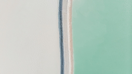 蓝灰的沙滩