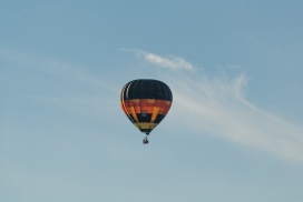 蓝天中的五彩热气球