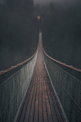 傍晚的木质索道吊桥