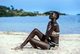 沙滩上享受阳光浴的黑人女子