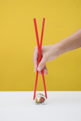 夹寿司的红色筷子