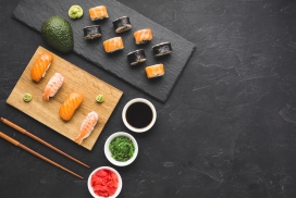 黑色大理石上的三文鱼寿司
