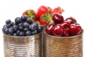 铁桶中的蓝莓车厘子与草莓
