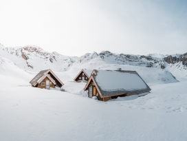 冬季被雪覆盖的小房子